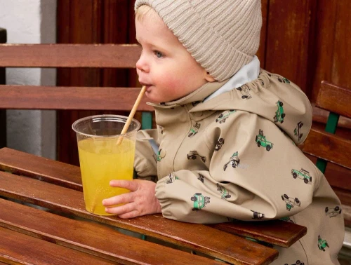 Dreng i lysebrunt regnsæt fra Celavi med print af biler 310454 white pepper